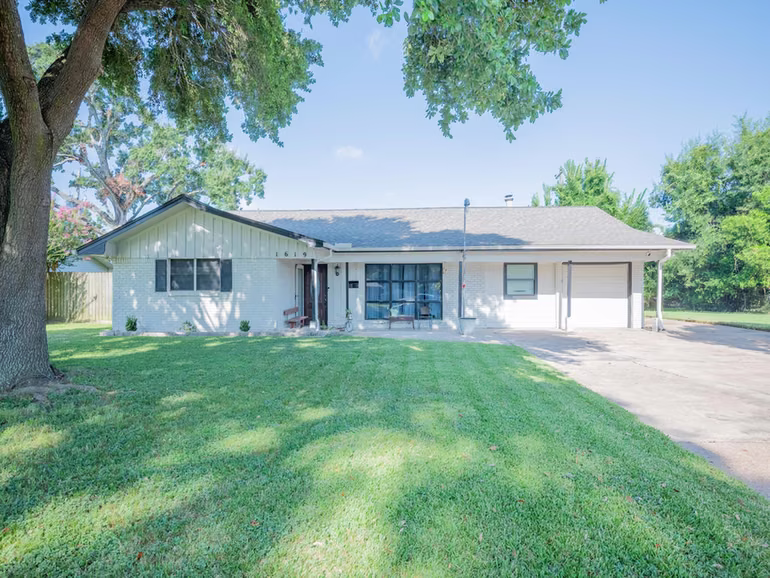 Photo 5 of 1619 Shadow Bend Drive, Houston, TX