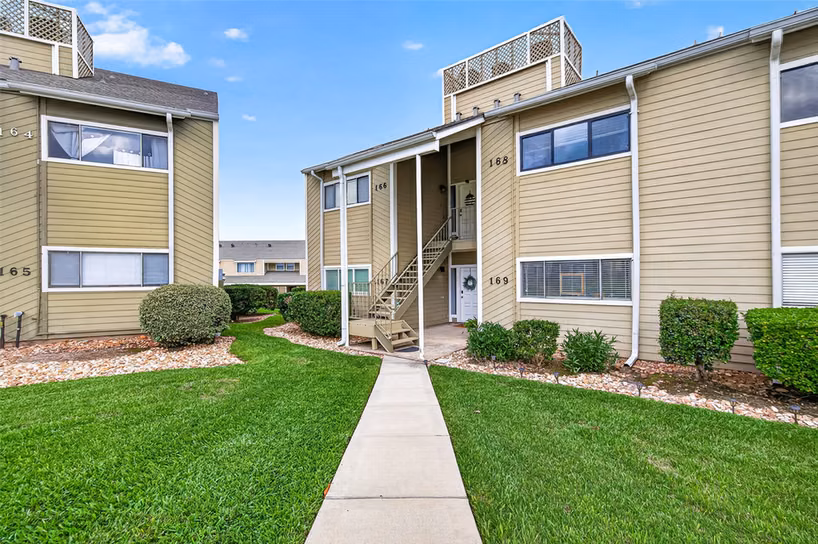 Photo 3 of 168 April Point Drive S 168, Conroe, TX