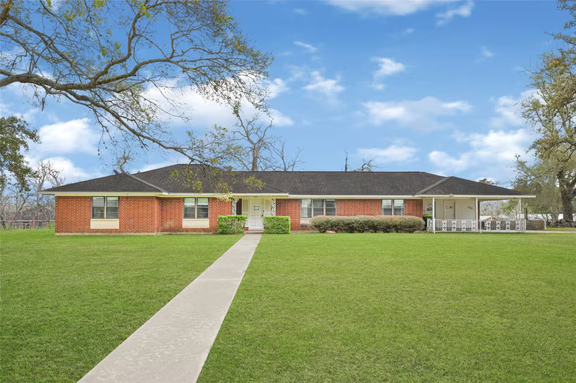 Photo 2 of 1111 Edgewood Drive, Richmond, TX