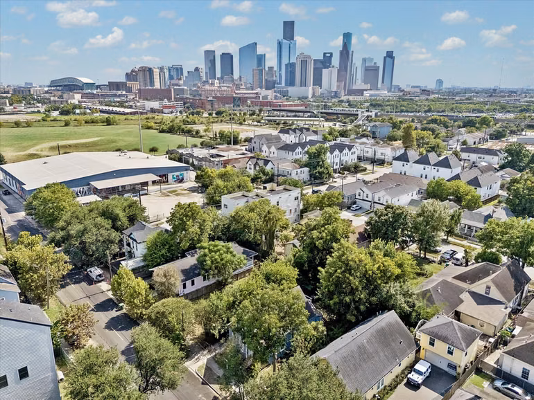 Photo 4 of 1609 Fulton Street, Houston, TX