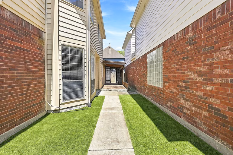 Photo 3 of 5842 Cinnamon Creek Circle, Houston, TX