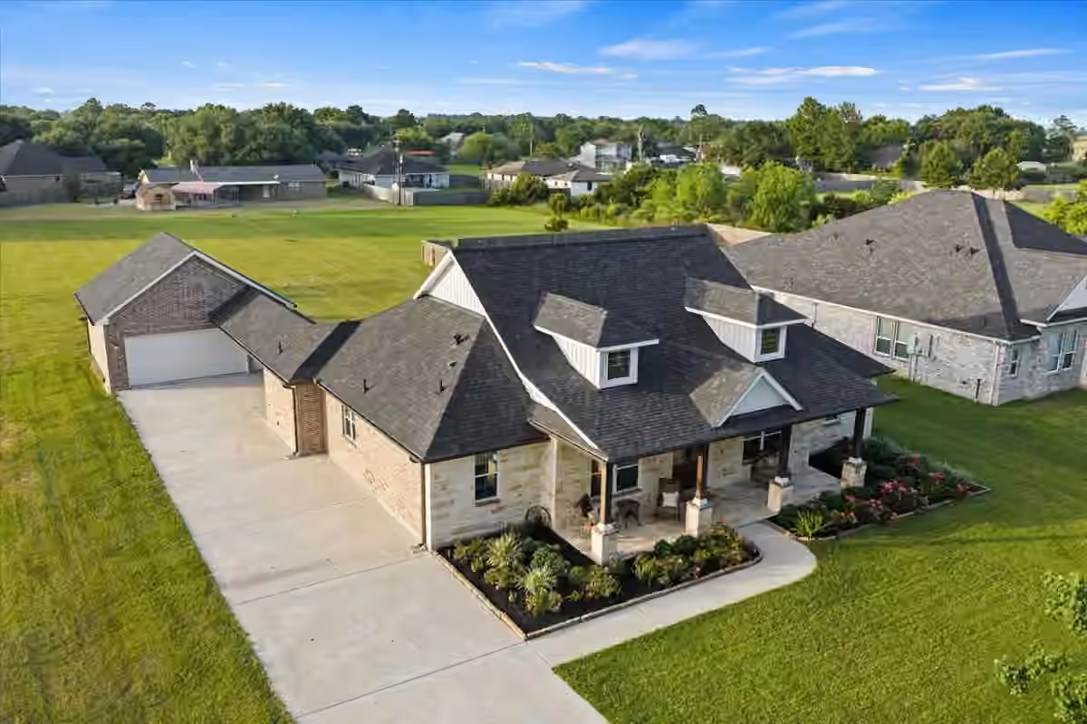 Photo of 907 Oak Street, Anahuac, TX