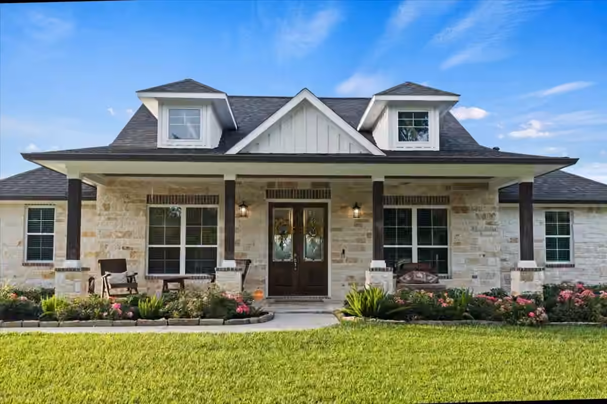 Photo 2 of 907 Oak Street, Anahuac, TX
