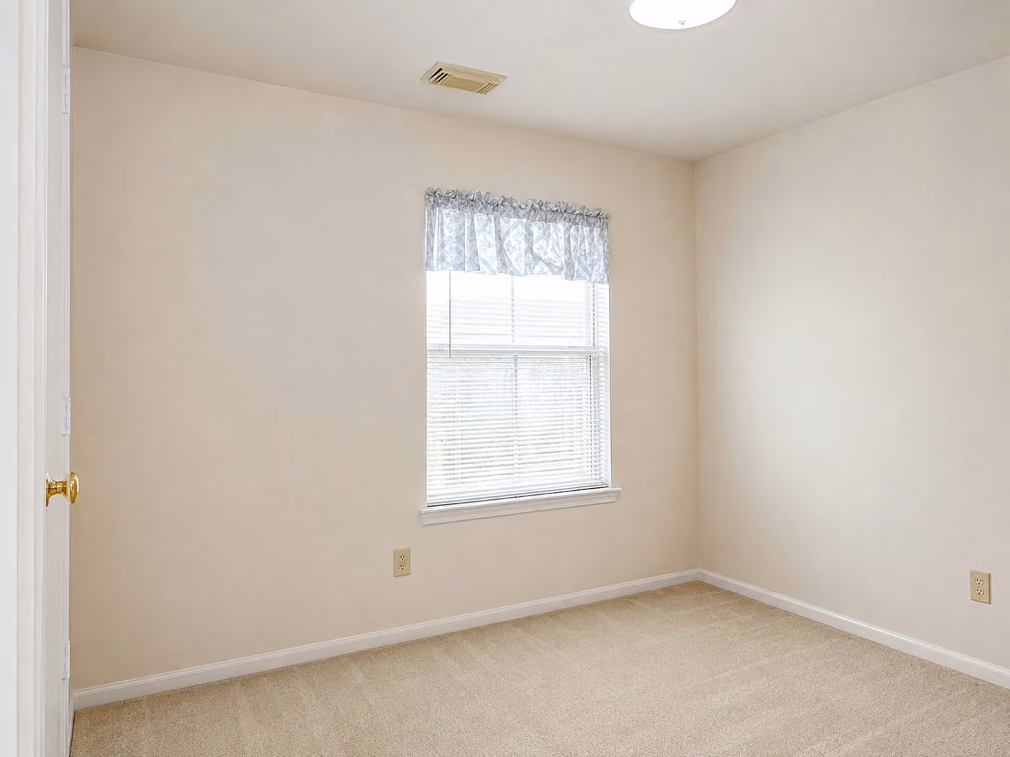 Photo 5 of 3904 Spring Circle Drive E, Pearland, TX