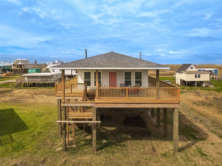 Photo of 1014 Treaty Dr, Surfside Beach, TX 77541