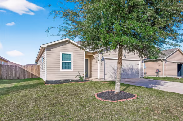 Photo 2 of 995 Lake View Circle W, Brookshire, TX
