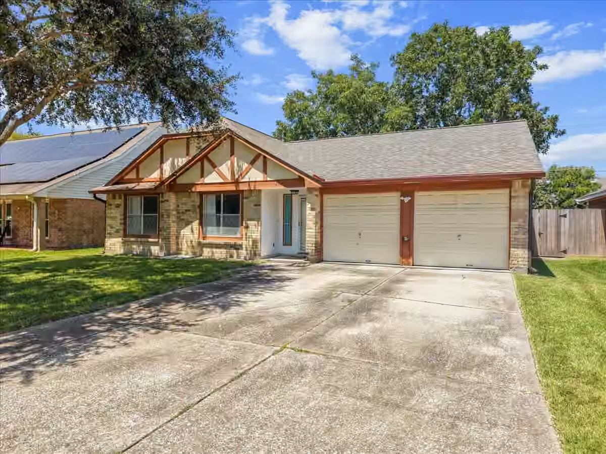 Photo 2 of 2790 Pinewood Drive, League City, TX