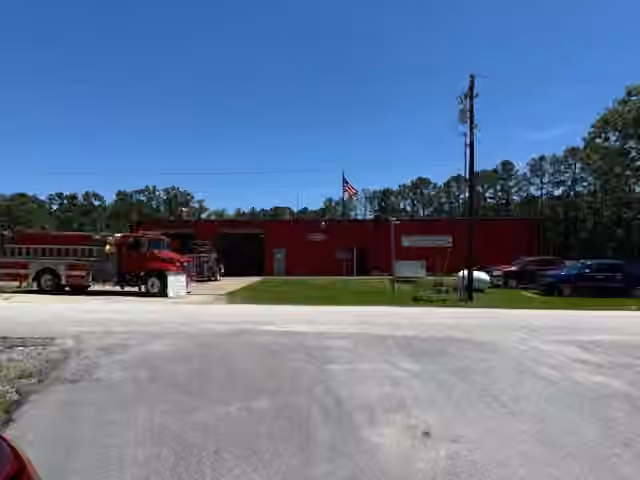 Photo 2 of 141 W Lakeside Drive, Huntsville, TX