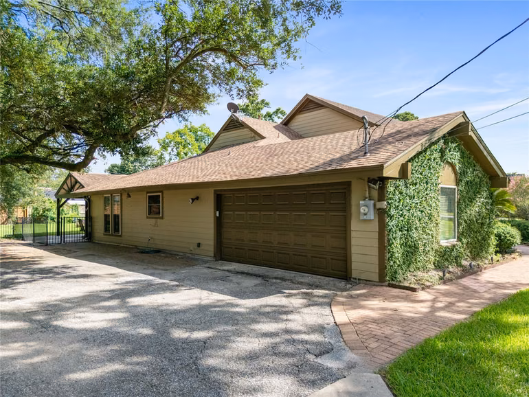 Photo 4 of 318 Lakeshore Drive, El Lago, TX