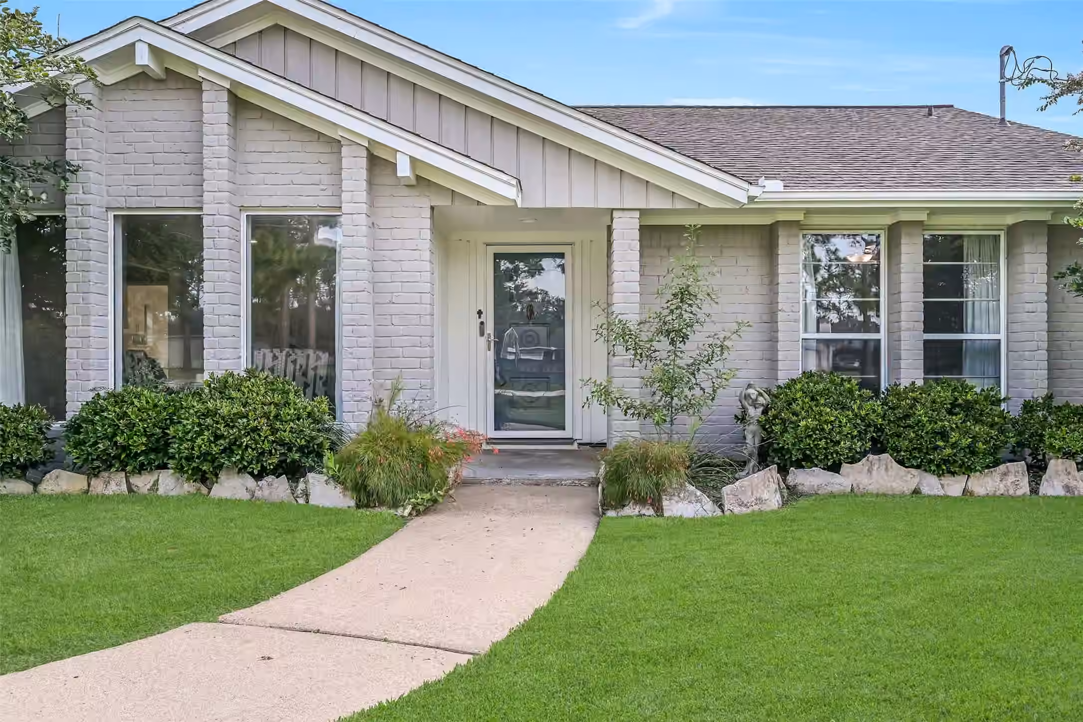 Photo 4 of 304 Chester Drive, Friendswood, TX