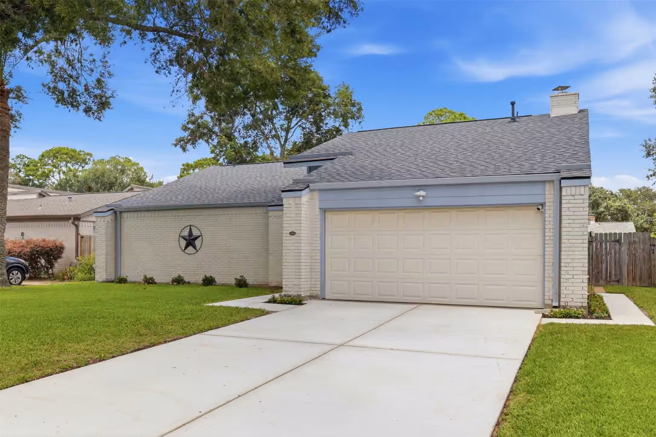 Photo 4 of 16319 Mill Point Drive, Houston, TX