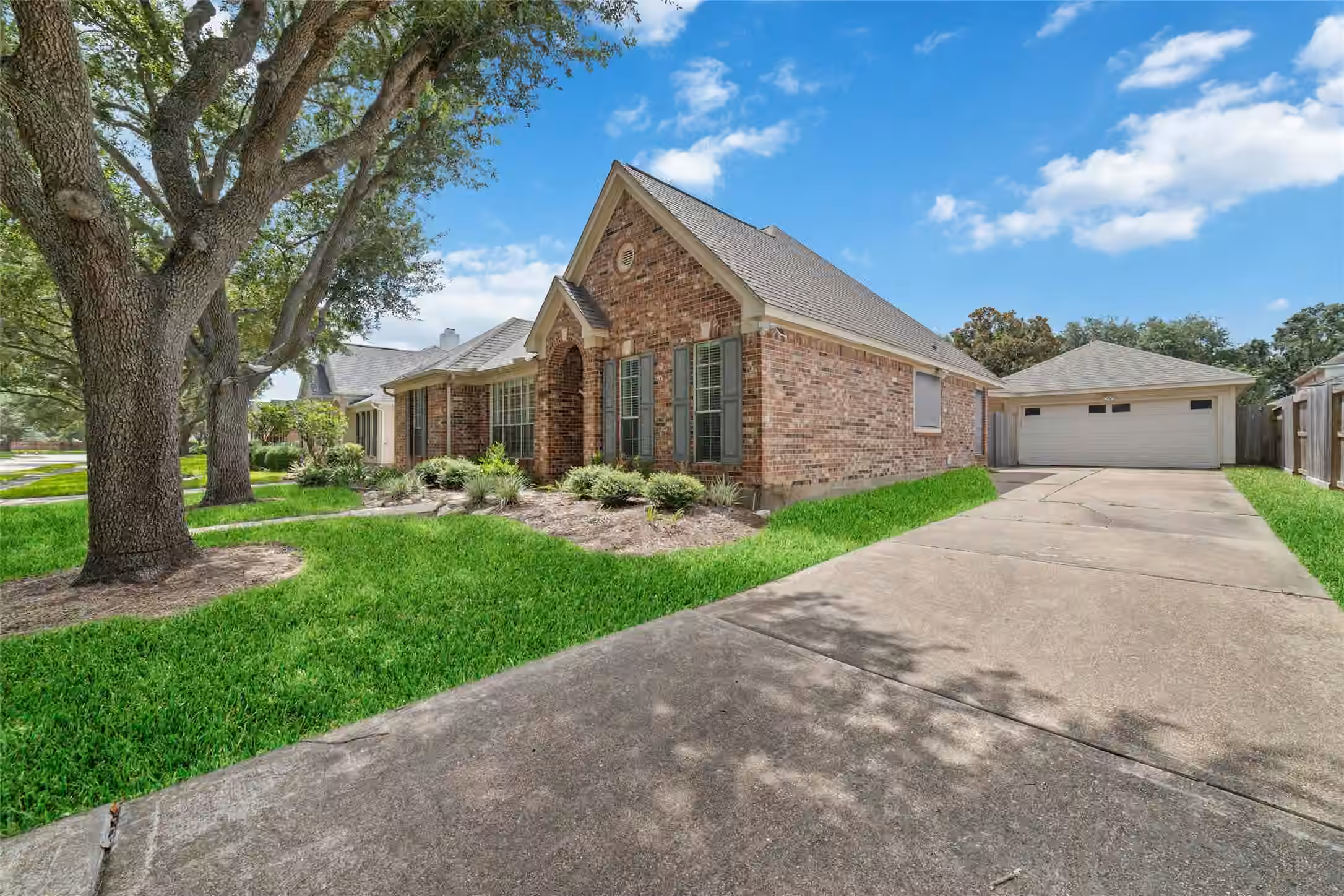 Photo 3 of 12435 Hazyglen Drive, Houston, TX