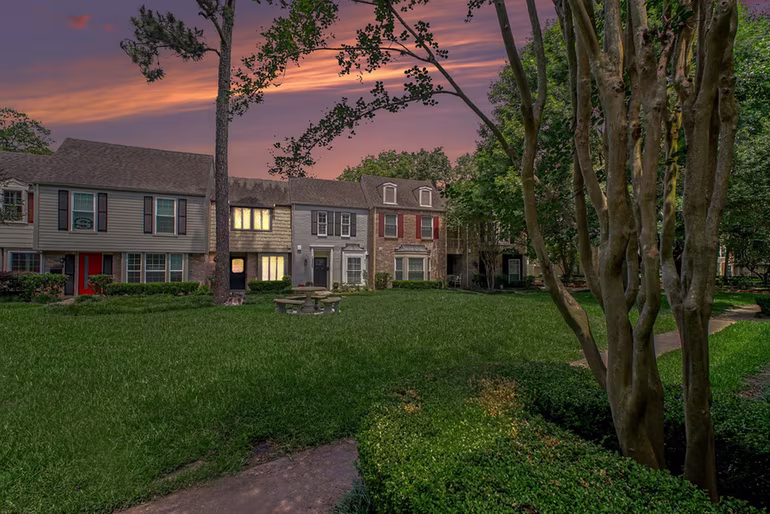 Photo 4 of 13022 Trail Hollow Drive 3022, Houston, TX