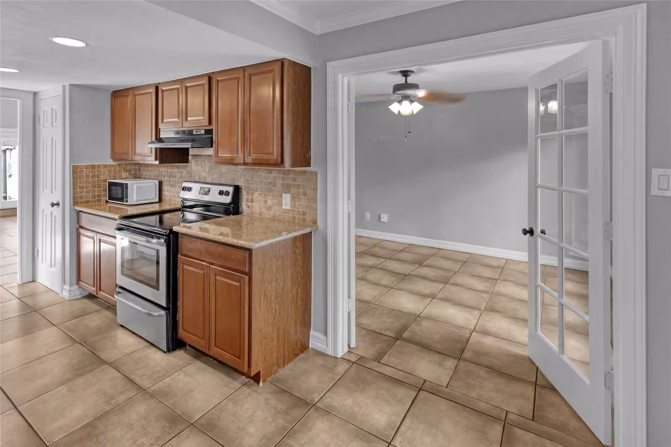 Photo 5 of 1089 Country Place Drive, Houston, TX