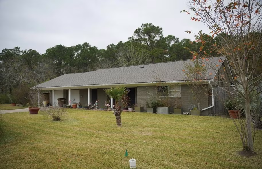 Photo 2 of 2117 Pecan Street, Dickinson, TX