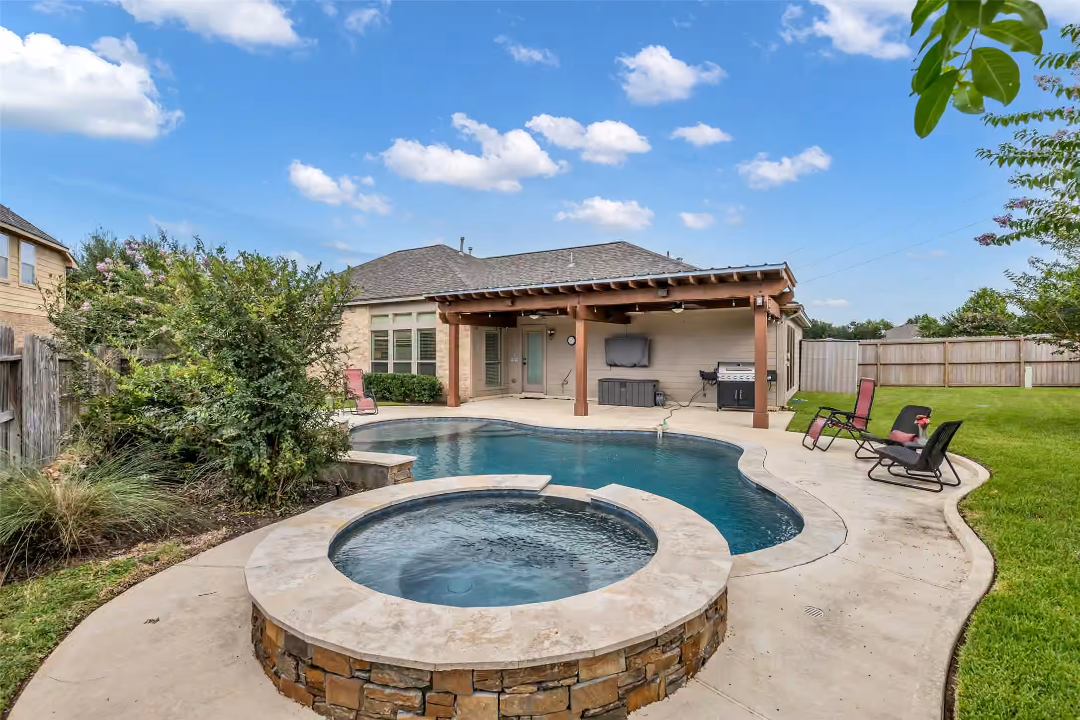 Photo 4 of 31803 Forest Park Trail, Conroe, TX