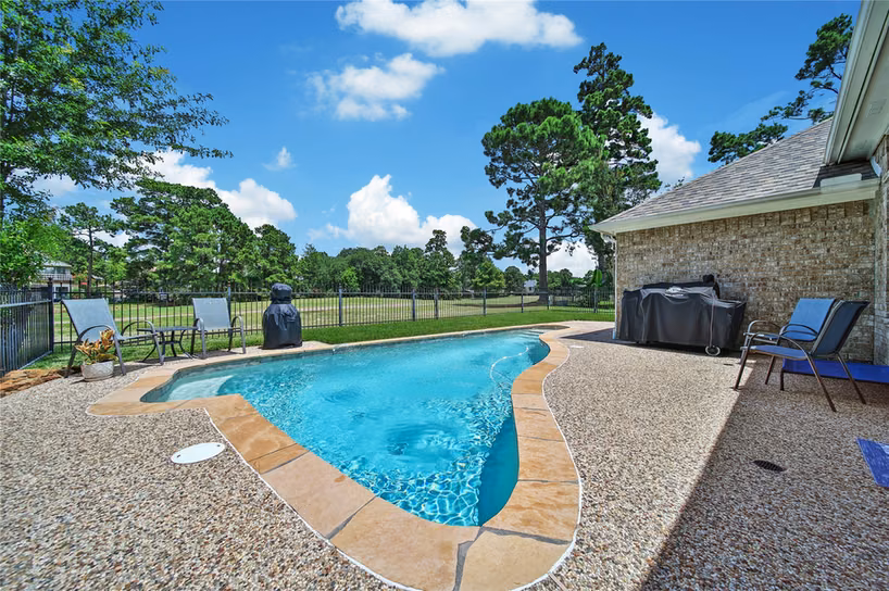 Photo 2 of 18510 Bluewater Cove Drive, Humble, TX