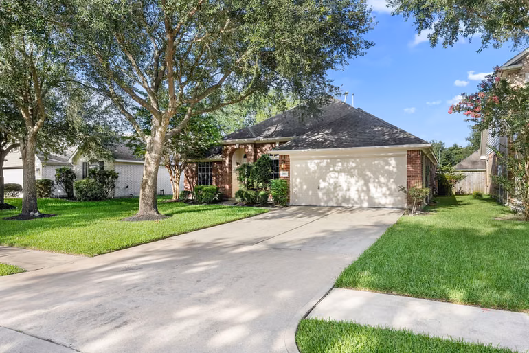 Photo 3 of 4902 Bonny Loch Lane, Houston, TX