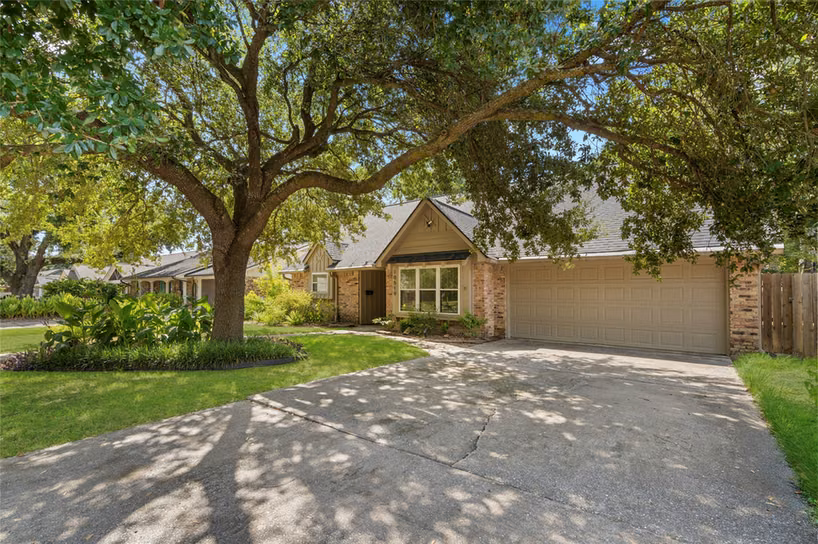 Photo 3 of 10519 Londonderry Drive, Houston, TX