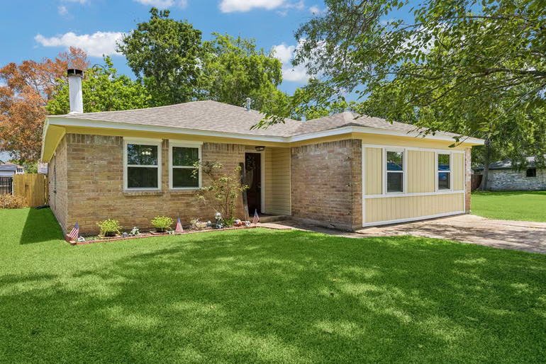 Photo of 425 S Brownell Street, La Porte, TX 77571