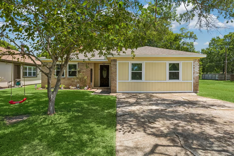 Photo 2 of 425 S Brownell Street, La Porte, TX