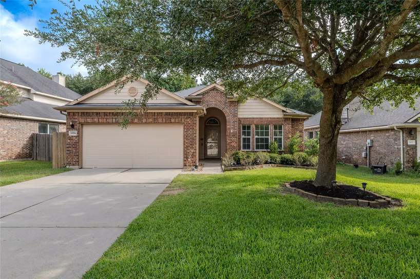 Photo of 1004 Summer Wood Boulevard, Conroe, TX 77303