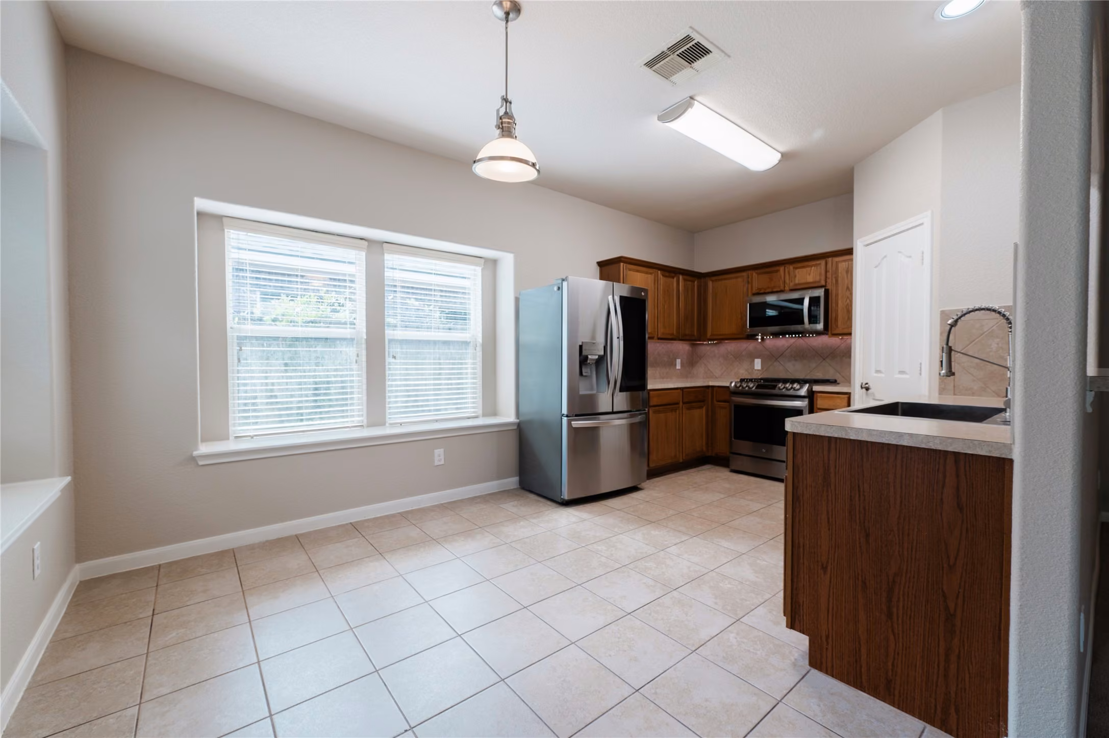 Photo 5 of 1004 Summer Wood Boulevard, Conroe, TX