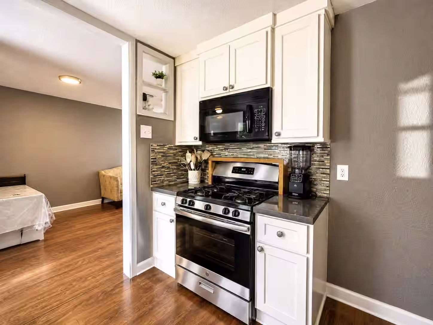 Photo 4 of 4718 Meadow Park Drive, Houston, TX