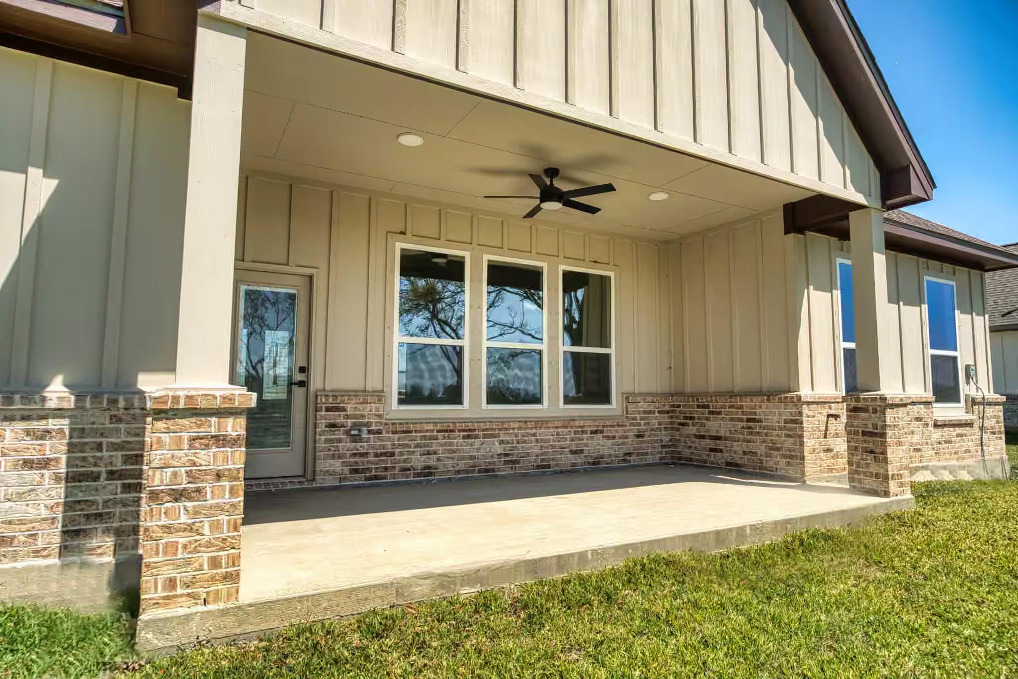 Photo 5 of 931 Buffalo Trail, Angleton, TX