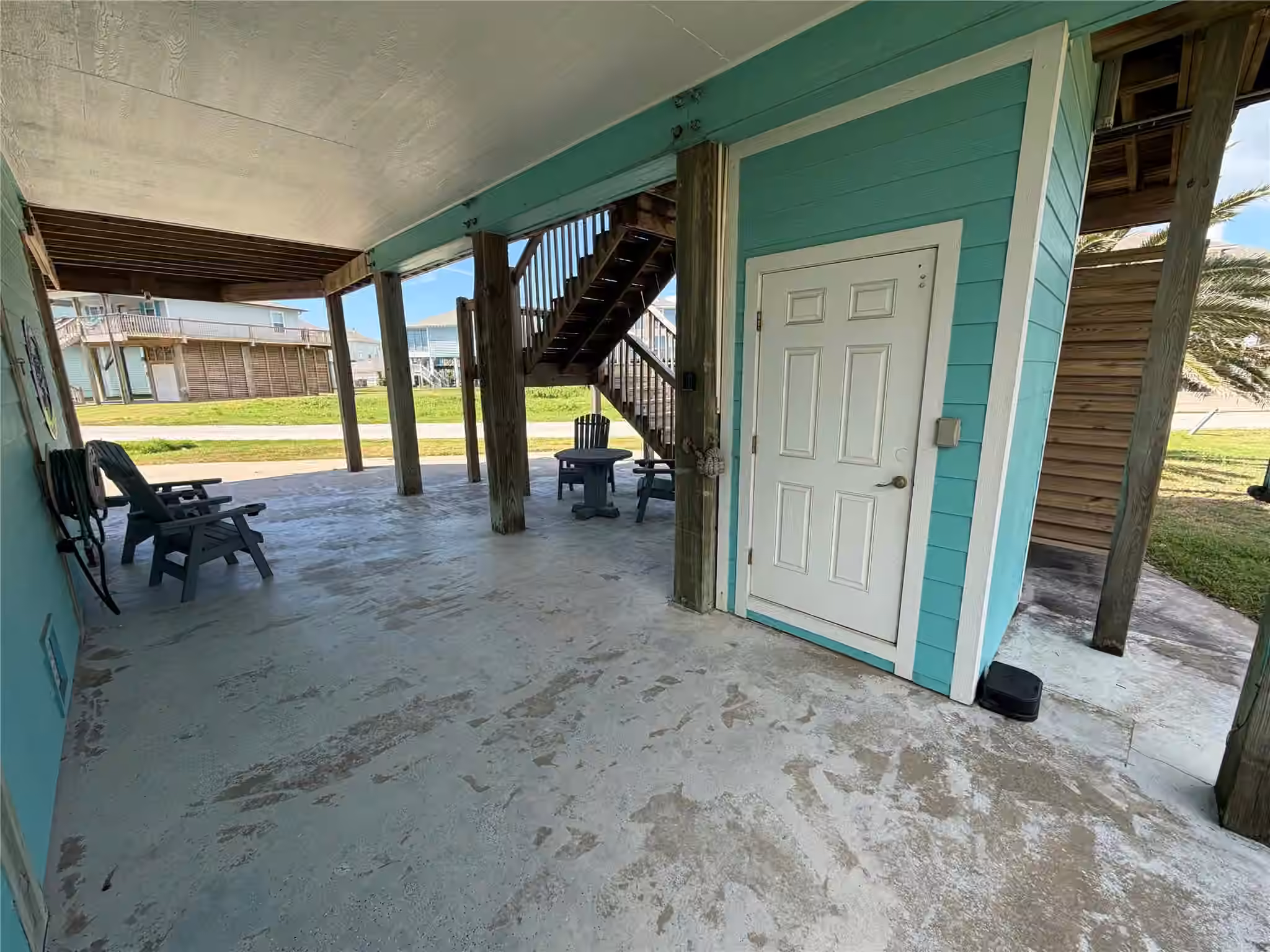 Photo 4 of 980 S Stingaree Drive, Crystal Beach, TX