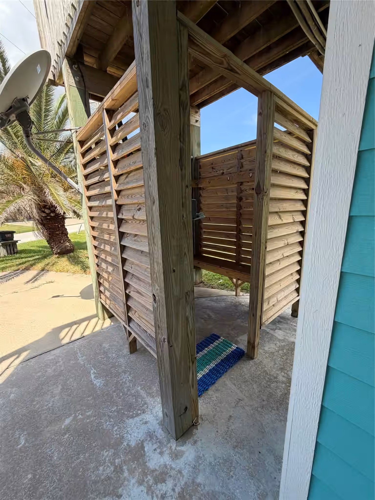 Photo 5 of 980 S Stingaree Drive, Crystal Beach, TX
