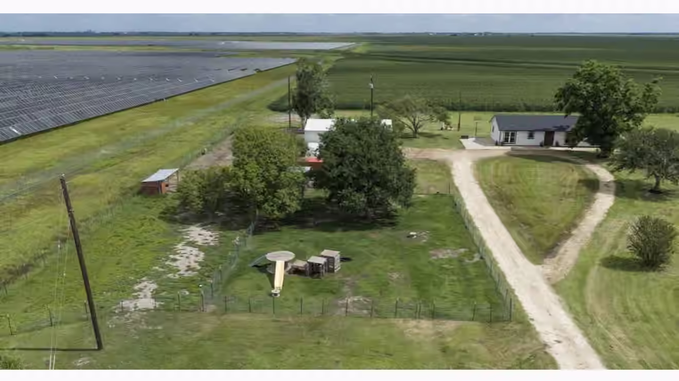 Photo 3 of 1737 County Road 425, Clemville, TX