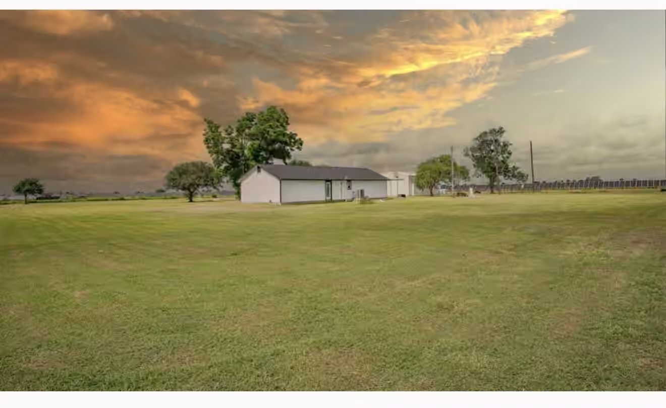 Photo 4 of 1737 County Road 425, Clemville, TX
