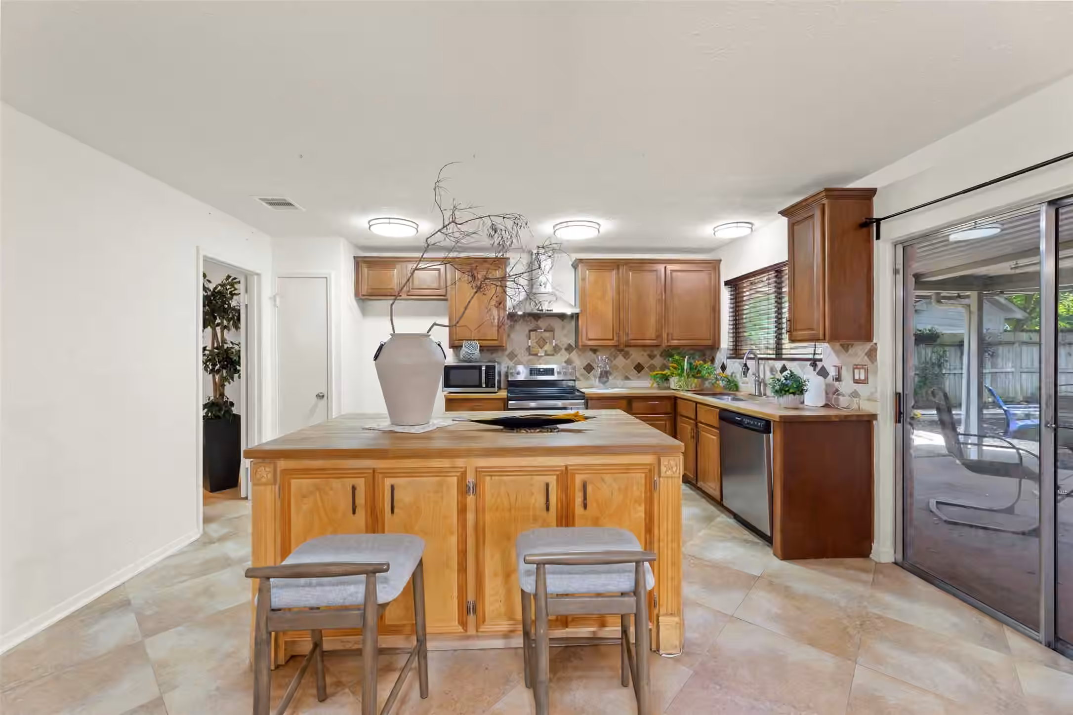 Photo 7 of 6714 Canyon Way Drive, Houston, TX