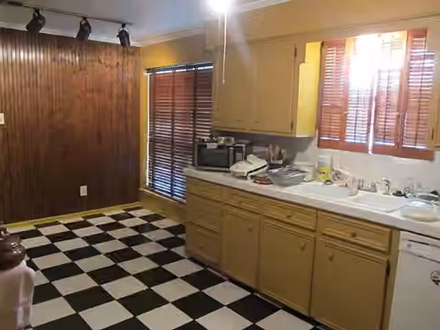 Photo 2 of 111 Elmwood Street, Huntsville, TX