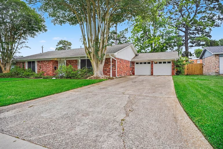 Photo 3 of 2208 Wyoming Street, Baytown, TX
