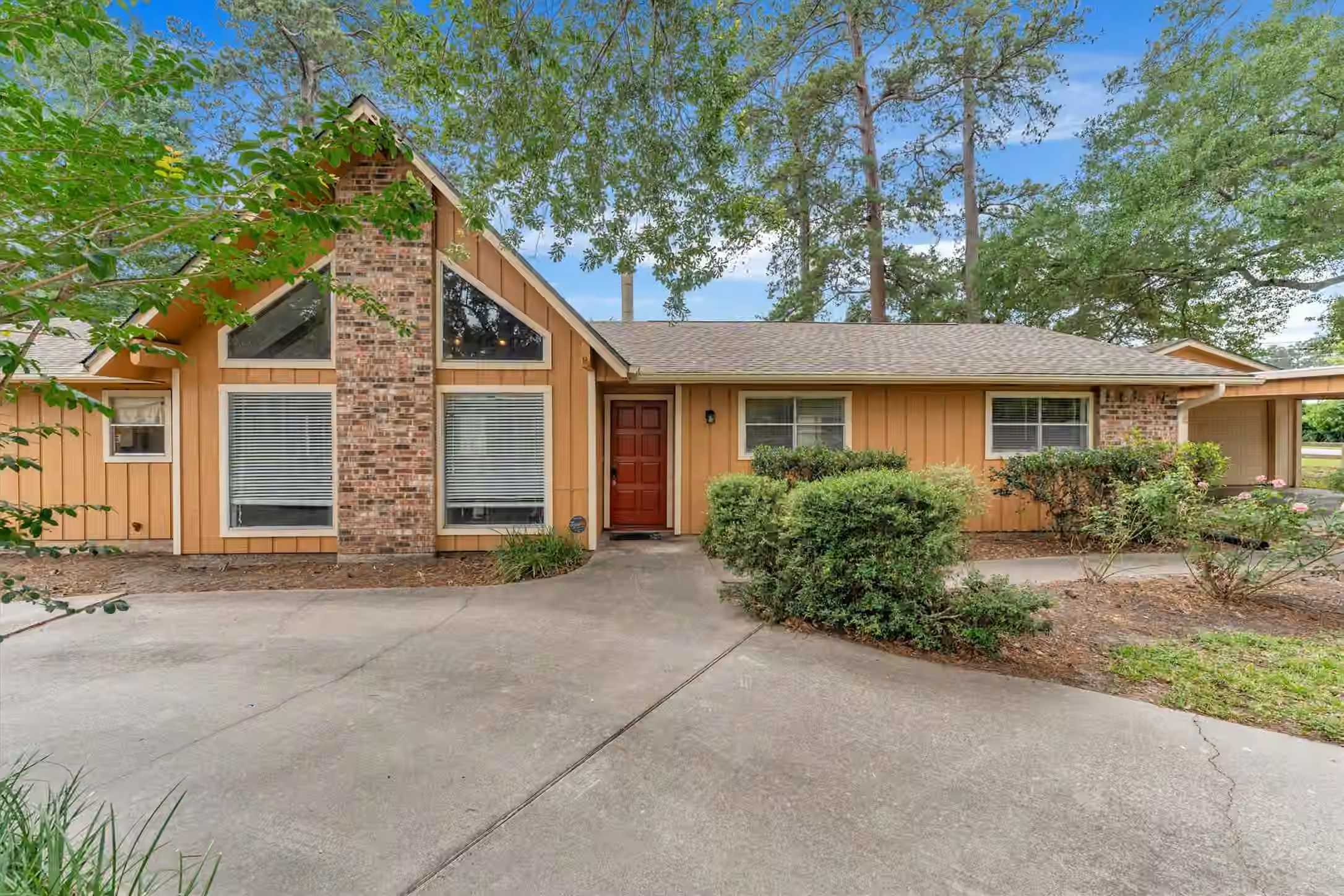 Photo 4 of 12115 Powder Horn Street, Pinehurst, TX