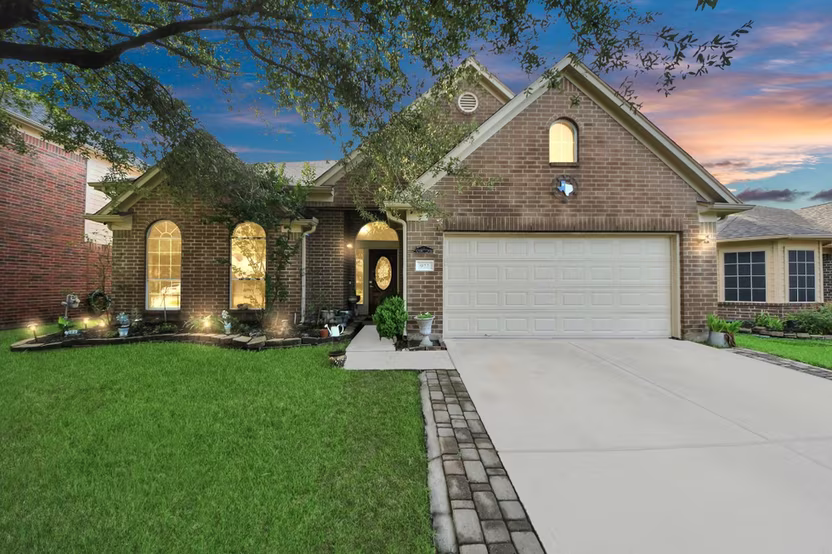 Photo 2 of 922 N Sky Drive, Houston, TX