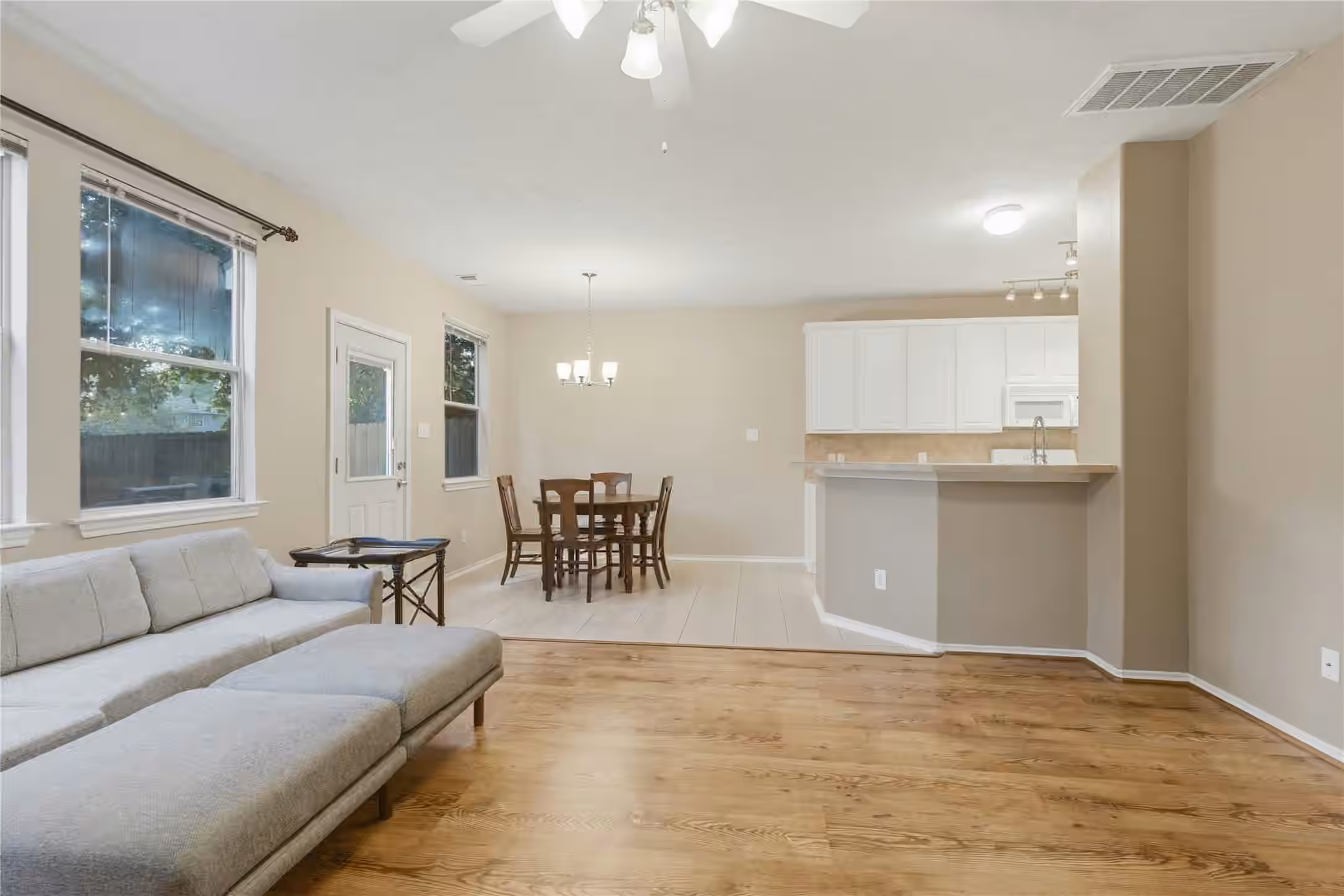Photo 7 of 51 E Stedhill Loop, The Woodlands, TX