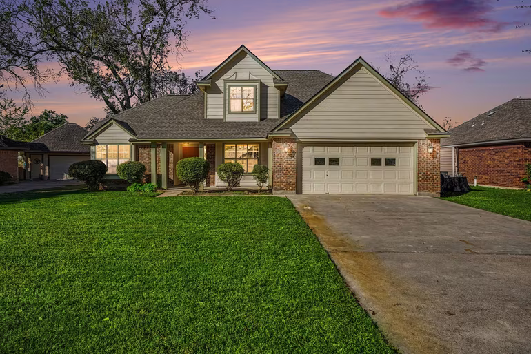 Photo of 107 Sandalwood Drive, Lake Jackson, TX 77566