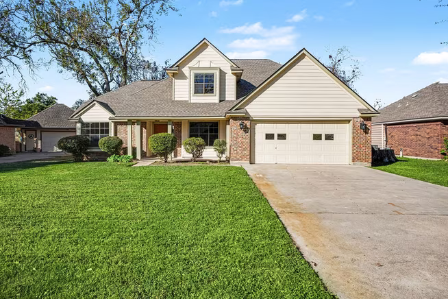 Photo 2 of 107 Sandalwood Drive, Lake Jackson, TX