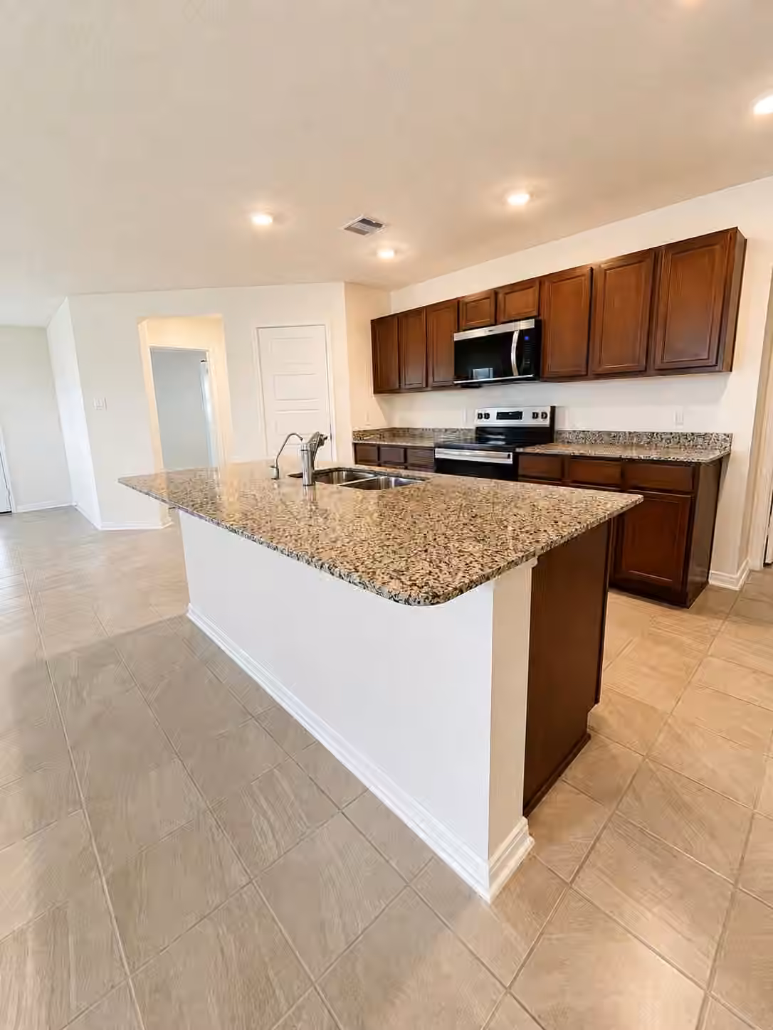 Photo 4 of 1710 Vista Luna Drive, Texas City, TX