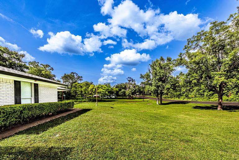 Photo 4 of 1797 SH 30 E, Huntsville, TX