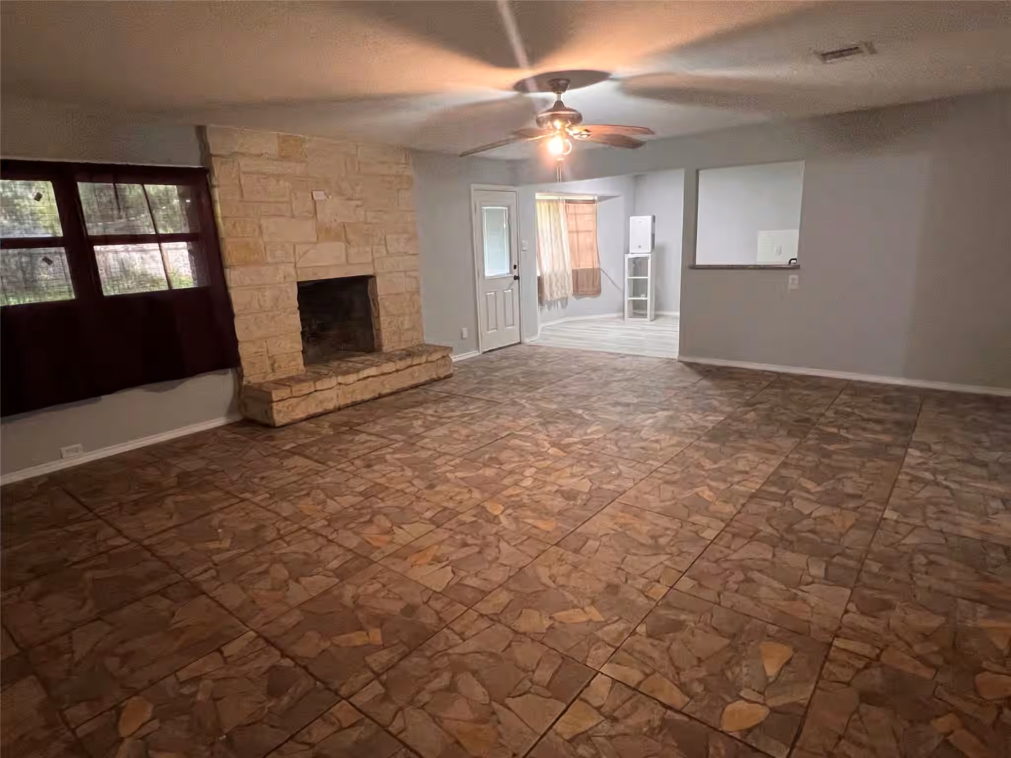 Photo 3 of 803 Glen Hollow Drive, Conroe, TX