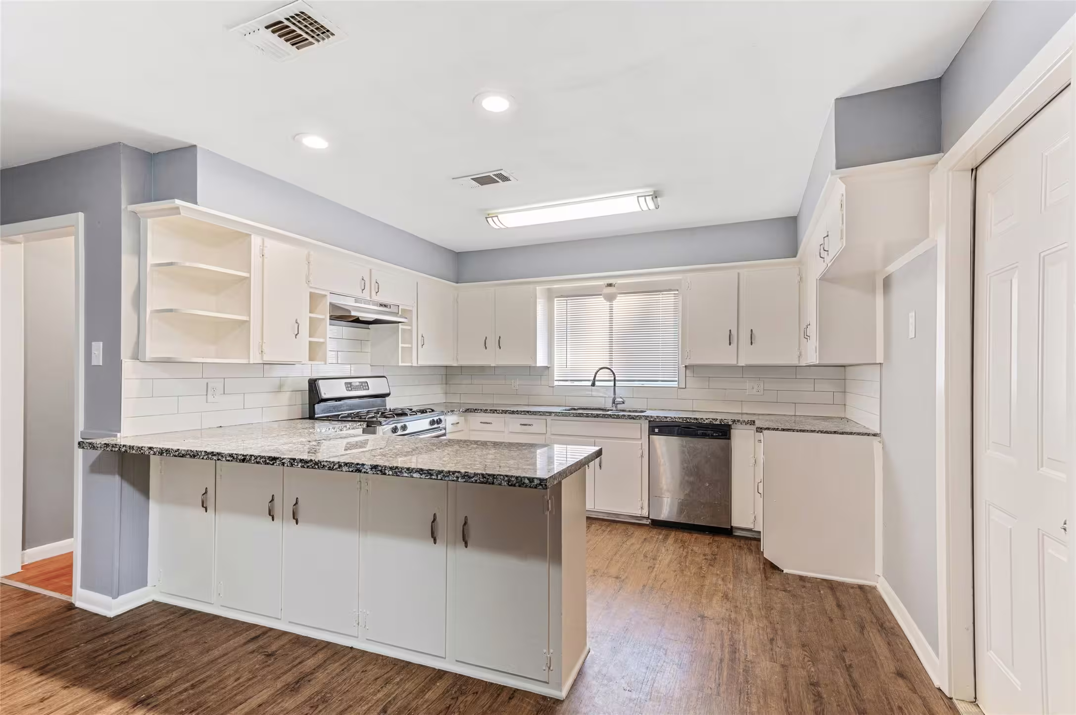 Photo 5 of 10502 Royal Oaks Drive, Houston, TX