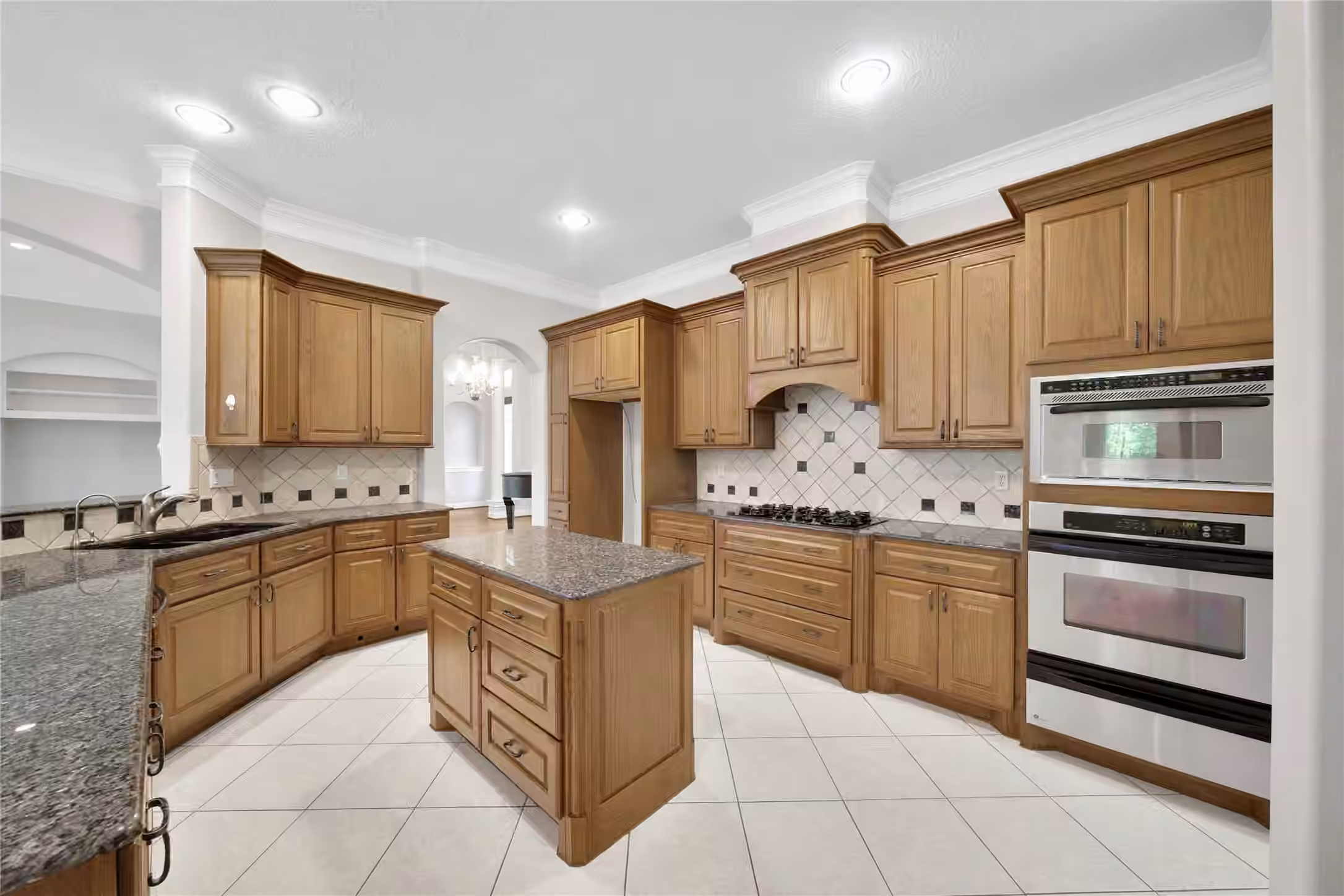 Photo 7 of 8918 Summerdale Lane, Conroe, TX