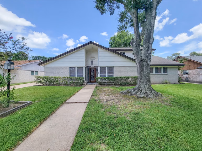 Photo of 18583 Martinique Drive, Houston, TX