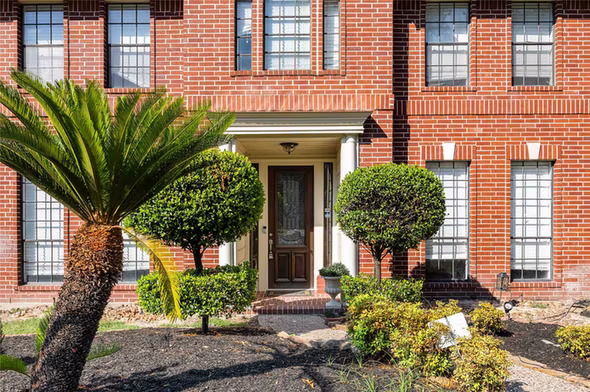 Photo 4 of 5211 Gladehill Drive, Houston, TX