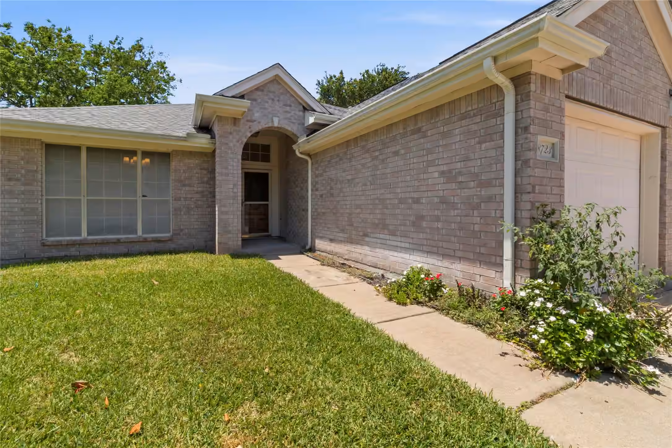 Photo 3 of 8723 Willancy Lane, Houston, TX