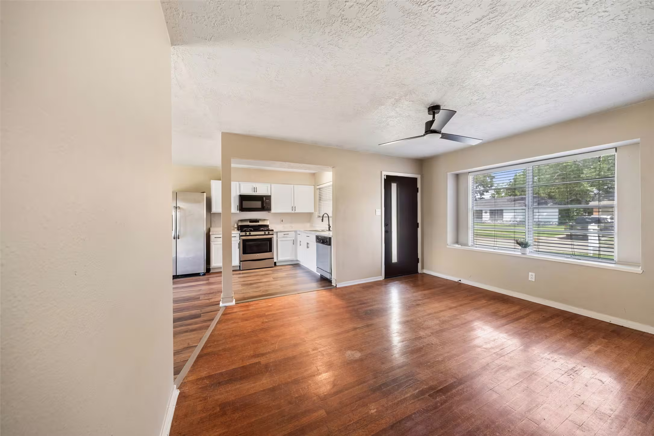 Photo 4 of 4114 Dacca Drive, Houston, TX
